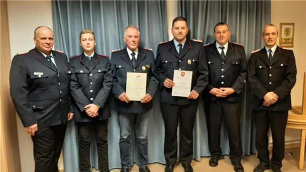 60 Jahre bei der Freiwilligen Feuerwehr: Ehrung in Ostertimke Ehrungen und Beförderungen mit (von links) dem stellvertretenden Gemeindebrandmeister Adrian Nötzel, Piet Rugen, Hans-Hermann Lünzmann, Marco Sievers, Ortsbrandmeister Ingo Pape und dessen Stellvertreter Lars Rugen.