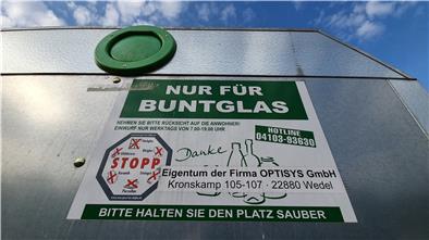 Eigentlich dürfen Altglas und Flaschen am Taubenring/Amselweg nur an Werktagen von 7 bis 19 Uhr eingeworfen werden. Anlieger klagen, dass diese Zeiten immer wieder missachtet werden würden.