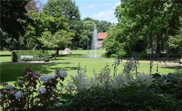 Der Zevener Stadtpark mit Blick auf das Kloster.