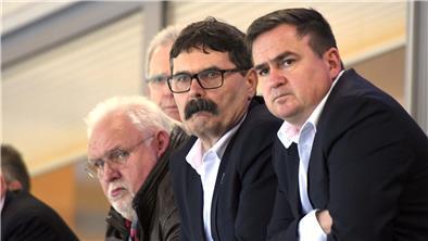 „Eigentlich müsste ich mir wünschen, dass wir möglichst früh ausscheiden. Geld verdienen wir ab jetzt nicht mehr“, sagt Pinguins-Geschäftsführer Hauke Hasselbring (rechts).