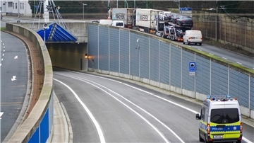 Polizeiauto fährt in einen Tunnel.