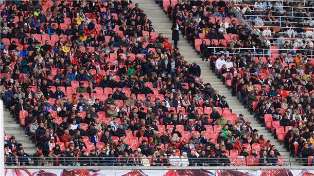 No-Show - no problem? Der Kampf gegen leere Stadionplätze Eigentlich war der Heimbereich beim Spiel Leipzig gegen Kiel ausverkauft - dennoch blieben viele Plätze leer.