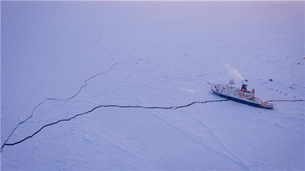 Eigentlich weit weg von Corona und dann doch nicht: Die „Polarstern“ treibt im Eis der Arktis, doch die Pandemie durchkreuzt die Planungen für den Crewwechsel.
