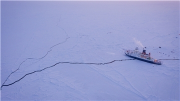 Eigentlich weit weg von Corona und dann doch nicht: Die „Polarstern“ treibt im Eis der Arktis, doch die Pandemie durchkreuzt die Planungen für den Crewwechsel.