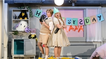 Hänsel (Boshana Milkov) und Gretel (Victoria Kunze) stehen in ihrem knallbunten Kinderzimmer.
