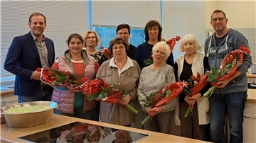 Eike Hessenius (links) bedankte sich mit Blumensträußen bei den Mitgliedern des Kochteams für die ehrenamtlich geleistete Arbeit.