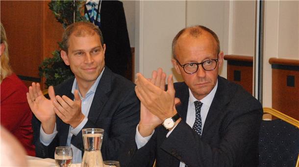 Eike Holsten (CDU) zieht erneut in den Landtag ein. Er konnte sich im Wahlkreis 53 knapp gegen Tobias Koch (SPD) durchsetzen. Ob es an der prominenten Wahlkampf-Unterstützung von Friedrich Merz (CDU-Bundesvorsitzender) lag, weiß man nicht. 