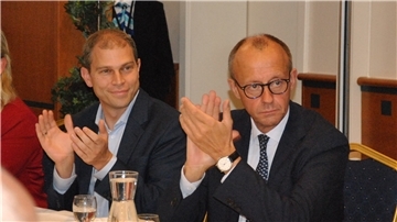 Eike Holsten (CDU) zieht erneut in den Landtag ein. Er konnte sich im Wahlkreis 53 knapp gegen Tobias Koch (SPD) durchsetzen. Ob es an der prominenten Wahlkampf-Unterstützung von Friedrich Merz (CDU-Bundesvorsitzender) lag, weiß man nicht. 