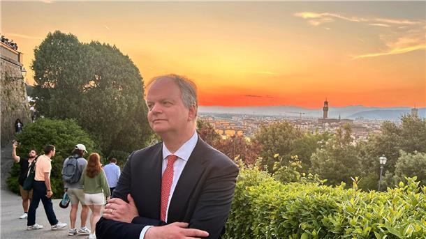 Meloni statt Medici - Deutscher will ins Rathaus von Florenz Eike Schmidt ist Kunsthistoriker aus Deutschland und Mitte-Rechts-Kandidat um das Amt des Bürgermeisters in Florenz.