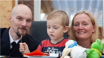 Eiko und Sandra Emrich mit ihrem dreijährigen Sohn Kilian.
