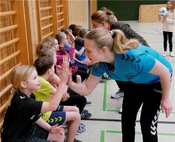 Prellball: Wie eine Schülerin in Wohnste eine Tradition fortführt Eileen Renk ist nicht nur Trainerin, sondern auch Freundin und besonders Vorbild. Schließlich ist sie Norddeutsche Meisterin.