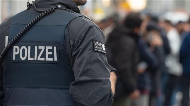 Mutmaßlicher Rechtsextremist wegen Anschlagsplänen in U-Haft Ein 18-Jähriger soll eine staatsgefährdende Gewalttat vorbereitet haben. (Symbolbild)