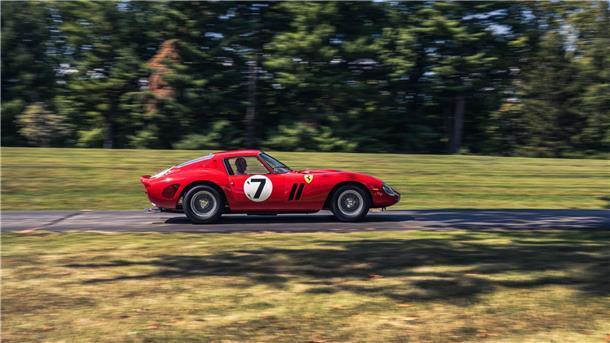 Ein 1962er Ferrari wurde beim Auktionshaus Sotheby’s für mehr als 51,7 Millionen Dollar (etwa 48,3 Millionen Euro) versteigert.