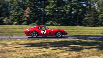 Ein 1962er Ferrari wurde beim Auktionshaus Sotheby’s für mehr als 51,7 Millionen Dollar (etwa 48,3 Millionen Euro) versteigert.