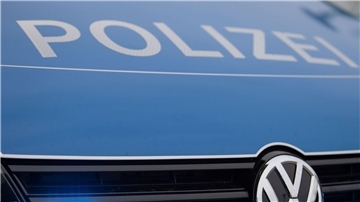 Ein 24-Jähriger hat einen Unfall mit seinem Motorrad. Allerdings ist das Motorrad nicht zugelassen, einen Führerschein hat er auch nicht - jetzt ermittelt die Polizei. (Symbolbild)