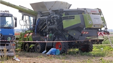 Ein 25-jähriger Mann verlor bei einem Arbeitsunfall mit der Erntemaschine in Hohen Luckow bei Rostock beide Beine.