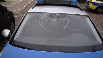 Ein 27-jähriger Braker hat laut Zeugenaussagen am Samstagabend in Brake zwei Polizeiwagen demoliert