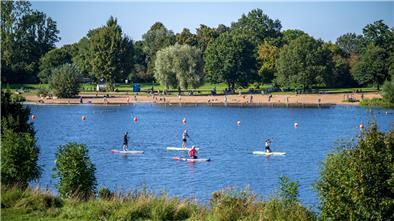 27-Jähriger im Werdersee ertrunken Ein 27-Jähriger wollte einen Volleyball aus dem Wasser holen und ist dabei ertrunken.