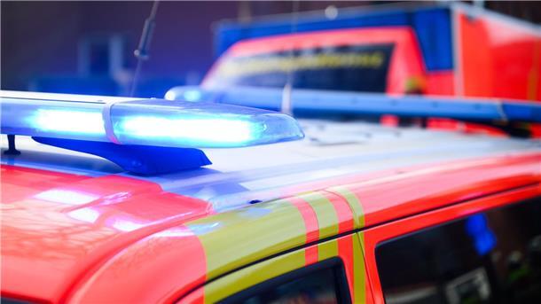 Ein 39 Jahre alter Motorradfahrer kollidiert mit einem Lastwagenanhänger, als der Transporter gerade abbiegt - er wird lebensgefährlich verletzt. (Symbolbild)