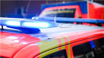 Ein 39 Jahre alter Motorradfahrer kollidiert mit einem Lastwagenanhänger, als der Transporter gerade abbiegt - er wird lebensgefährlich verletzt. (Symbolbild)