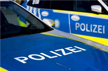 Zwei Einsatzfahrzeuge der Polizei stehen in der Münchner Innenstadt. 