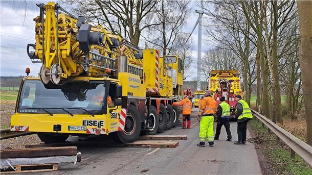 A27-Update: Neues Gerät im Einsatz - So sollen die Arbeiten schneller vorankommen Ein 60-Tonnen-Kran ist von der Fahrbahn abgekommen und musste geborgen werden. Seit den frühen Morgenstunden war die Kreisstraße 48 - die Umleitungsstrecke für den gesperrten Autobahnteilabschnitt - in Richtung Uthlede vollständig gesperrt.
