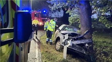 Polizei an einer Unfallstelle, Auto gegen Baum geprallt. Ein 67-Jähriger prallte auf der L128 bei Geestenseth gegen einen Baum und starb.