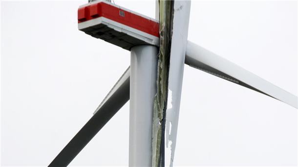 Abgebrochenes Rotorblatt in Alfstedt: Lose Teile werden kontrolliert entfernt Ein abgebrochenes Rotorblatt im Windpark Alfstedt-Ebersdorf. Dort ist es bereits der zweite Vorfall dieser Art innerhalb von 13 Monaten. Jetzt findet eine Risikobewertung statt.