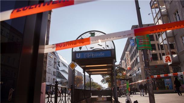 Ein Absperrband der Berliner Feuerwehr verhindert den Zugang zum U-Bahnhof an der Seestraße, wo am Morgen ein Feuer ausgebrochen war.