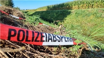 Ein Absperrband der Polizei ist am Tatort im Landkreis Diepholz zu sehen. Hier soll der Tatverdächtige Andreas B. die 17-jährige Schülerin Mara-Sophie H. aus Kirchdorf ermordet haben.
