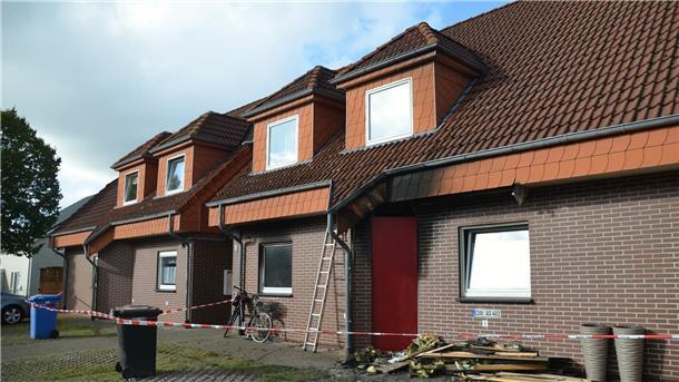 Wohnungsbrand in Bad Bederkesa: Vier Verletzte Wohnhaus mit Absperrband nach Brand
