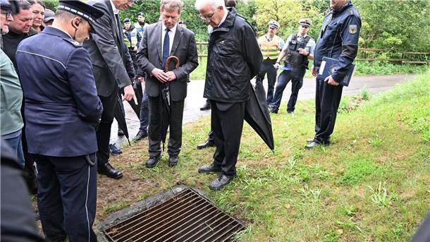 „Den Knall noch in den Ohren“: Zug entgleist nach Erdrutsch Ein Abwasserschacht soll übergelaufen sein.