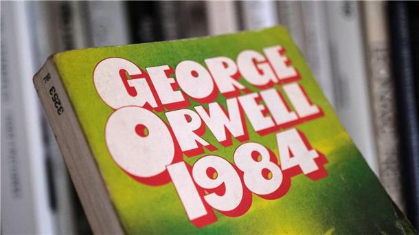 Theaterregisseur: „1984“ ist der Roman unserer Zeit Ein ältere Ausgabe des Romans „1984“ von George Orwell.
