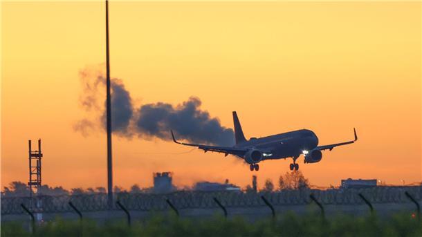 Ein Airbus der Luftwaffe landet am Morgen mit aus dem Sudan evakuierten Menschen auf dem Flughafen BER.