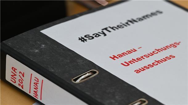 Überlebender von Hanau schildert Erlebnisse am Tatabend Ein Aktenordner mit der Aufschrift „#SayTheirNames.