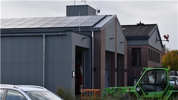Energiebericht: Wo drückt in der Gemeinde Stadland noch der Schuh? Auf dem Dach des neuen Fahrzeughallen-Anbaus des Feuerwehrhauses in Rodenkirchen ist eine Photovoltaikanlage installiert worden.