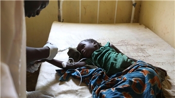 Ein an Cholera erkranktes Kind in einer Dorfklinik in Nigeria.