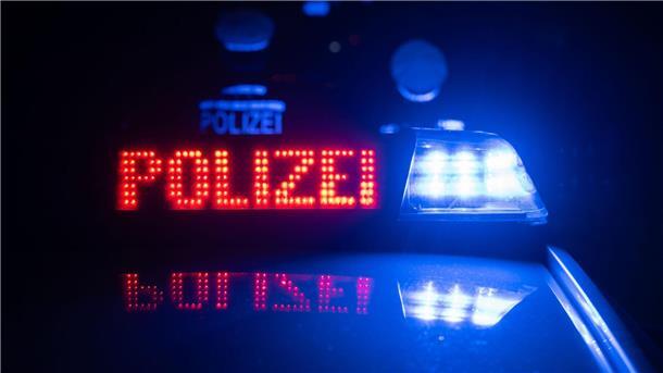Polizei stoppt mutmaßlich bewaffneten Rettungswagendieb Ein angeblich bewaffneter Mann liefert sich eine Verfolgungsfahrt mit der Polizei (Archivbild).