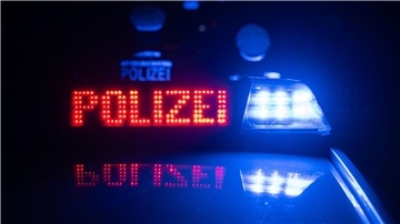Ein angeblich bewaffneter Mann liefert sich eine Verfolgungsfahrt mit der Polizei (Archivbild).