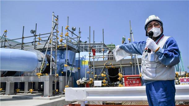 Letzte Inspektion vor Entsorgung von Fukushima-Kühlwasser Ein Angestellter erklärt die Anlage, mit der aufbereitetes radioaktives Wasser aus dem Kernkraftwerk Fukushima ins Meer geleitet werden soll.