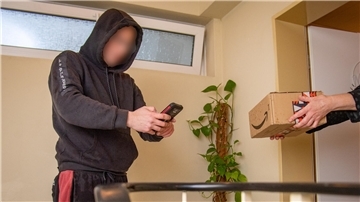 Ein anonymer Fahrer stellt ein Amazon-Packet in Speckenbüttel zu. Die Kurierfahrer stehen dabei oft unter starkem Druck. NZ-Reporterin Luise Langen spricht im TV über die Arbeitsbedingungen beim Großkonzern.