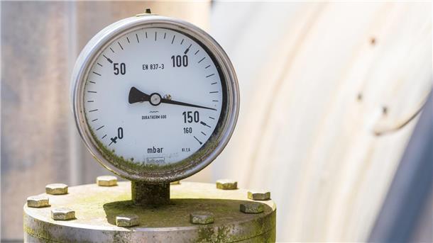 Gasverbrauch in Deutschland geringer als in Vorjahren Ein Anzeige für Druck in der Anlage des Gasspeicher Wolfersberg: Die kühlen Temperaturen sorgen für sinkende Füllstände.