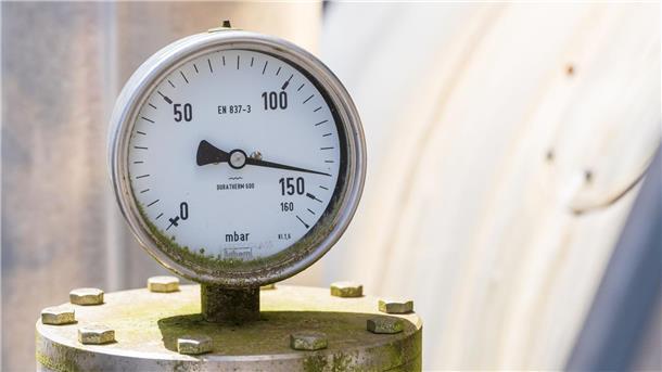 Erstmals seit 40 Tagen: Anstieg in den Gasspeichern Ein Anzeige für Druck in der Anlage eines Gasspeichers: Die Füllstände nehmen nach Beginn der Heizperiode im Herbst üblicherweise ab.