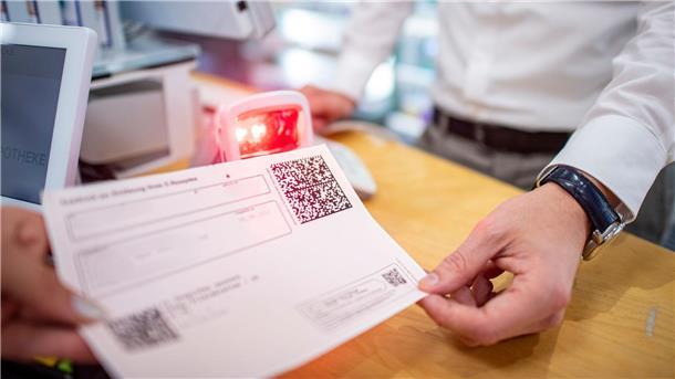 Lauterbach: E-Rezept kommt vom 1. Juli an Ein Apotheker scannt den QR-Code eines E-Rezepts ein.