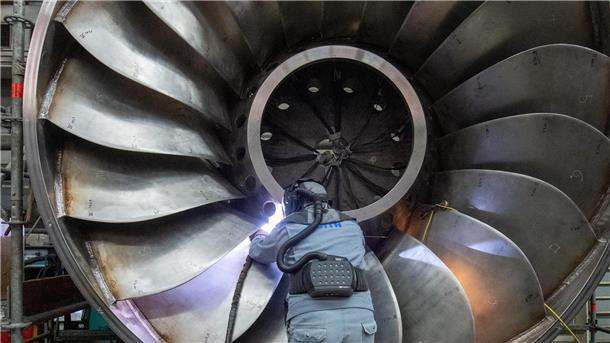 Deutschland wieder „kranker Mann“ Europas? Ein Arbeiter an einer Wasserturbine (Symbolbild). Die deutsche Wirtschaftsleistung könnte dem Internationalen Währungsfonds zufolge in diesem Jahr leicht sinken.