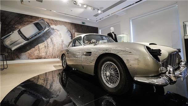 Ein Aston Martin DB5, Stuntcar aus dem Bond-Film „Keine Zeit zu sterben“, ist in London versteigert worden.