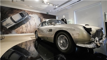 Ein Aston Martin DB5, Stuntcar aus dem Bond-Film „Keine Zeit zu sterben“, ist in London versteigert worden.