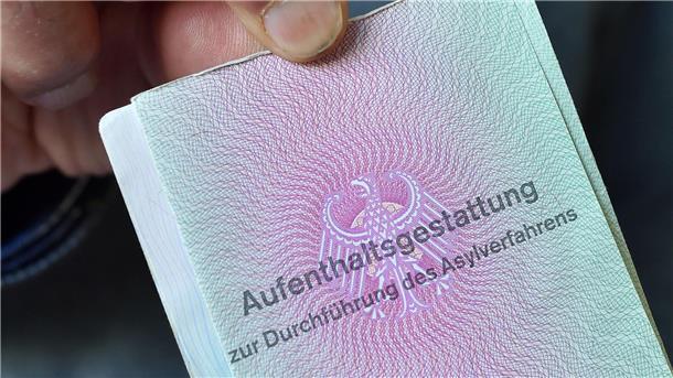 Zehntausende haben Chancen-Aufenthaltsrecht schon beantragt Ein aus Syrien geflüchteter Mann mit seiner Aufenthaltsgestattung.