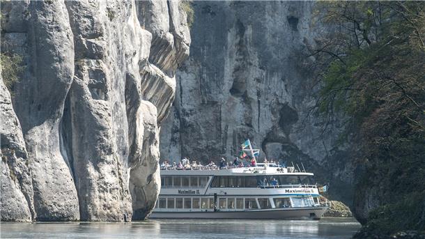 Deutschlands unbekannte Schönheiten Ein Ausflugsschiff fährt durch den Donaudurchbruch.