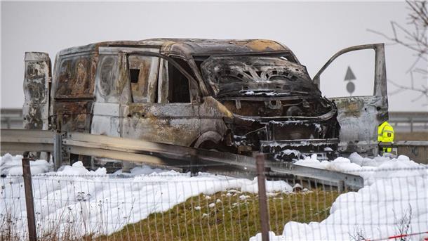 Millionenbetrag bei Überfall auf Geldtransporter erbeutet Ein ausgebrannter Geldtransporter steht an der Anschlussstelle Gützkow.